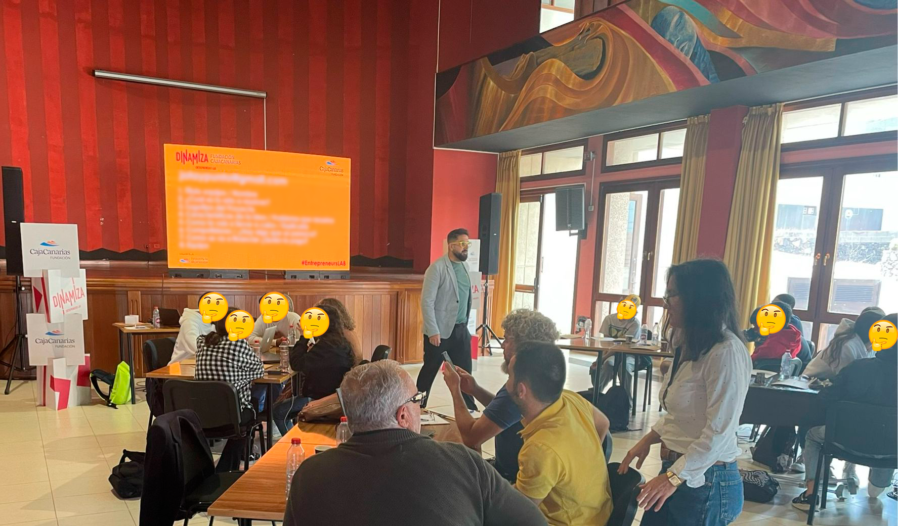 Jota junto a participantes trabajando en equipos durante una sesión de Hackiatón en La Palma